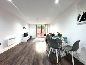 Et opholdsområde på The InnerCity Escape 2 Bed & 2 Bath + 10 billeder