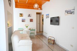 a living room with a white couch and a table at Cadorna 30 Guest House in Monopoli
