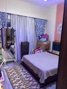 1 dormitorio con 1 cama en una habitación con cajas en Room in shared house, en New cairo
