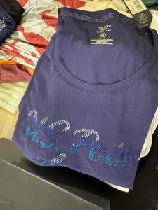 Una camiseta morada con la palabra sigma. en Room in shared house, en New cairo