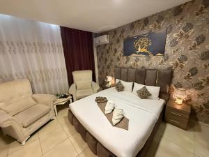 安曼Ryan Hotel Suites的带床和椅子的卧室