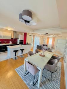O bucătărie sau chicinetă la Apartments LUPE