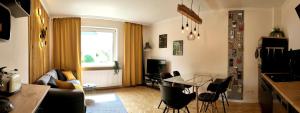 a kitchen and living room with a table and chairs at Ruhige Wohnung zwischen Harz & Göttingen - 4 Personen in Wulften +17 photos