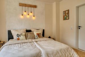 a bedroom with a bed with white sheets and pillows at Ruhige Wohnung zwischen Harz & Göttingen - 4 Personen in Wulften