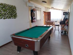 a living room with a pool table in it at Casa rural Cabaña de la Huerta in Navahermosa