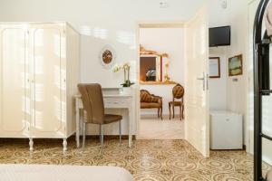 Cette chambre comprend un bureau et un miroir. dans l'établissement Casa Poesia, à Torre San Giovanni