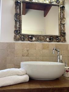Borgo alla Collinaにある“Da Paolino”の洗面台と壁に鏡が付いたバスルーム