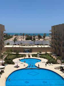 Bazén v ubytování Sea View Beach Access Princess Resort Hurghada nebo v jeho okolí