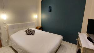 a bedroom with a white bed with a pillow on it at Burdigala Homes - Appart Duffour Dubergier in Bordeaux