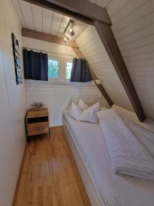 Postel nebo postele na pokoji v ubytování Seehütte Neusiedlersee - Pfahlbau Waterfront 1