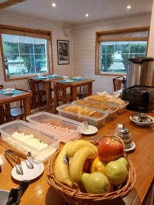 una mesa con una cesta de fruta. en Nothofagus Bed & Breakfast, en El Chaltén