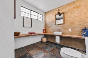 une salle de bain avec toilettes, lavabo et miroir dans l'établissement 2 bedrooms Former Tannery Jalatlaco Neighborhood, à Oaxaca 34 autres photos