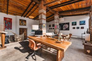 une grande pièce avec une table et des chaises en bois dans l'établissement 2 bedrooms Former Tannery Jalatlaco Neighborhood, à Oaxaca