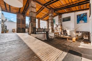 une grande pièce avec un plancher en bois et de grandes fenêtres dans l'établissement 2 bedrooms Former Tannery Jalatlaco Neighborhood, à Oaxaca