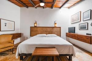 une chambre avec un lit, une chaise et une télévision dans l'établissement 2 bedrooms Former Tannery Jalatlaco Neighborhood, à Oaxaca