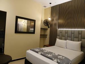 Postel nebo postele na pokoji v ubytování Hotel 50 Suites + 9 fotografií