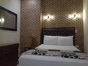 Voodi või voodid majutusasutuse Hotel 50 Suites toas