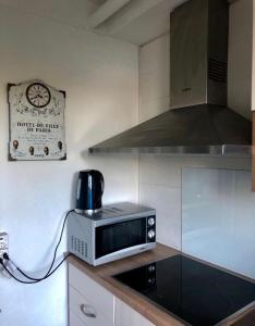 Kuchyň nebo kuchyňský kout v ubytování Zurich 2 rooms full lakeview, unique historic house share bath 40 m2