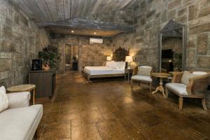 比尔顿The Inn at Zaca Creek的一间带床和石墙的卧室