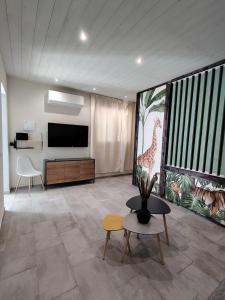 Μια τηλεόραση ή/και κέντρο ψυχαγωγίας στο Aramara apartment