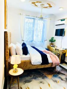 Postelja oz. postelje v sobi nastanitve Big Private Room with Amazing Views in Heart of the City