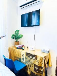 TV in/ali zabaviščno središče v nastanitvi Big Private Room with Amazing Views in Heart of the City
