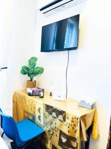 TV in/ali zabaviščno središče v nastanitvi Big Private Room with Amazing Views in Heart of the City