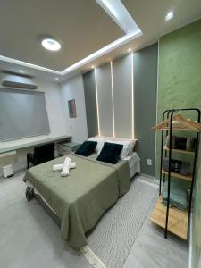a bedroom with a bed in a room with a projector at Paraíso no coração da Lapa in Rio de Janeiro