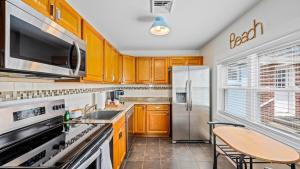 Η κουζίνα ή μικρή κουζίνα στο Modern 2BR Cottage in WW Crest - Sleeps 7