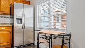 Η κουζίνα ή μικρή κουζίνα στο Modern 2BR Cottage in WW Crest - Sleeps 7