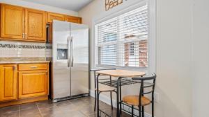 Η κουζίνα ή μικρή κουζίνα στο Modern 2BR Cottage in WW Crest - Sleeps 7 +9 φωτογραφίες