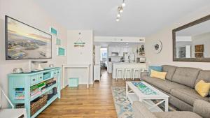 Køkken eller tekøkken på Steps to Beach - Ocean Views - Pool + 18 billeder