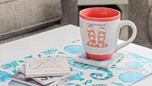 Kaffe- og tefaciliteter på Steps to Beach - Ocean Views - Pool