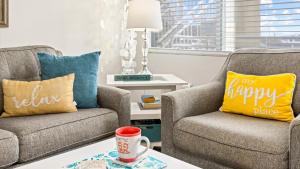 Et opholdsområde på Steps to Beach - Ocean Views - Pool