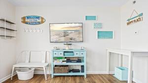 Et tv og/eller underholdning på Steps to Beach - Ocean Views - Pool