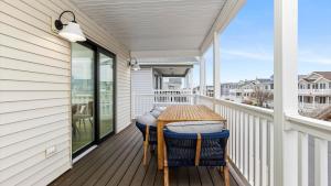 Balkoni atau teres di Sleeps 8 - Walk to Beach - Bright OC Condo
