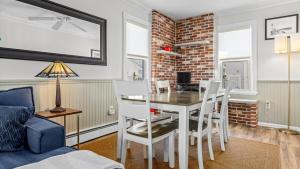 Posezení v ubytování Charming North End OC Beach House 4BR 3BA