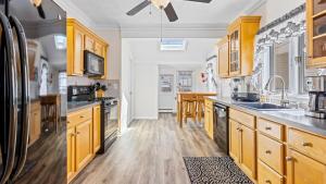 Kuchyň nebo kuchyňský kout v ubytování Charming North End OC Beach House 4BR 3BA