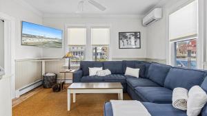 Posezení v ubytování Charming North End OC Beach House 4BR 3BA