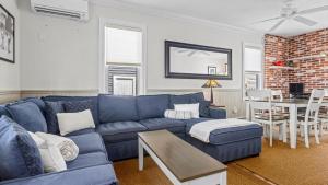 Posezení v ubytování Charming North End OC Beach House 4BR 3BA + 30 fotografií