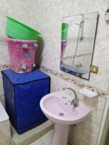 a bathroom with a sink and a toilet with a shower at فلورس لوج 