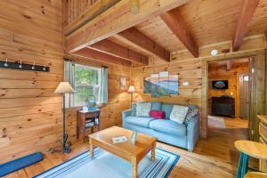 a living room with a blue couch in a log cabin at Pine Ridge in Sevierville