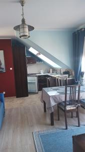 Η κουζίνα ή μικρή κουζίνα στο Apartament Żeglarz +4 φωτογραφίες
