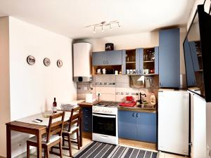 Kuchyň nebo kuchyňský kout v ubytování Javor Residence Studio Apartman