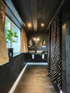 a room with a hallway with black walls and a window at Bahnhofsoase - Wellness & Spa am Krufter Bahnhof in Kruft