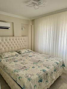 Un dormitorio con una cama con una colcha floral. en Villa Derin, en Okçular 12 fotos más