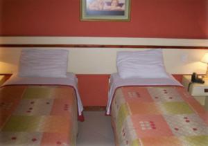 Postel nebo postele na pokoji v ubytování Crystal Apart Hotel