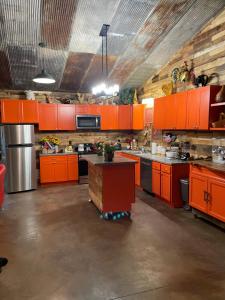 Η κουζίνα ή μικρή κουζίνα στο Hermann Grain Bins BNB Entire Complex sleeps 16 +47 φωτογραφίες