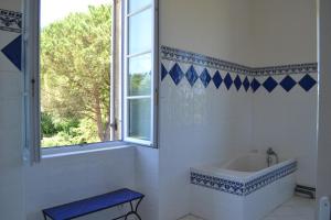 a bathroom with a tub and a window at Maison de maître - proche de Saint Emilion in Gardegan-et-Tourtirac +16 photos