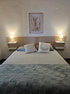 ein Schlafzimmer mit einem großen Bett mit zwei Lampen in der Unterkunft Luna Serena in Luino